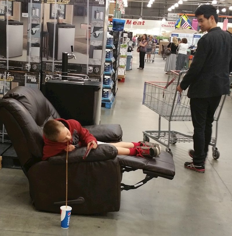 Ovo dijete se zna zabaviti, čak i u supermarketu.