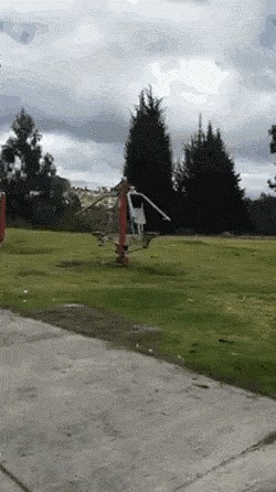 Netko je htio vani vježbati, no onda je ugledao nešto čudno i snimio "duha na ukletoj spravi"