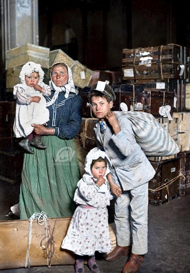 Talijanski imigranti stižu na Ellis Island 1905. Lica su im zabrinuta zbog izgubljene prtljage.
