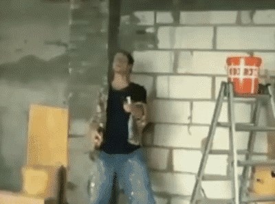 Možda će vam izgledati kao da samo baca čekiće u zrak, no pogledajte što je zapravo napravio