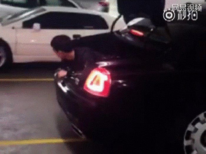 Smiješna scena u javnoj garaži: Ona parkira auto, on joj pomaže na vrlo praktičan način
