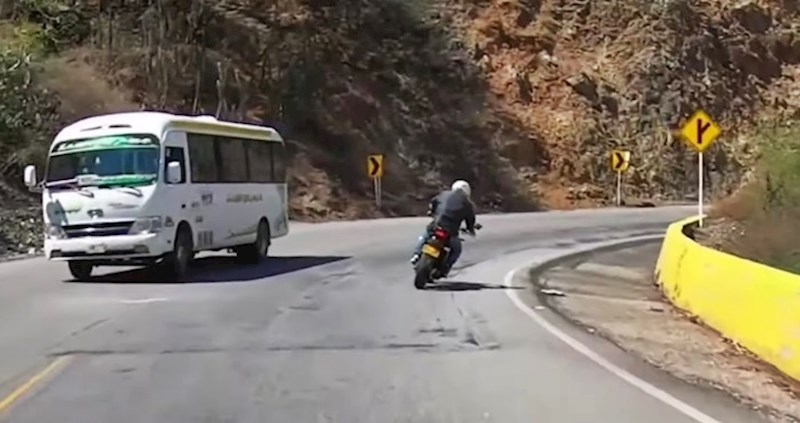 Motoristu se na putu dogodila nevjerojatna nezgodna, brza reakcija vozača kamiona mu je spasila život