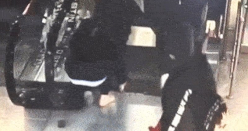 Evo zbog čega morate paziti na pokretnim stepenicama: Pogledajte što se dogodilo ovom mladiću