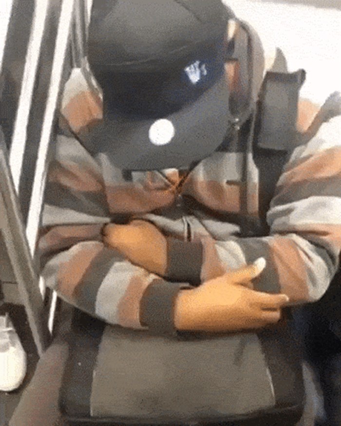 Netko je u javnom prijevozu snimio mladića s genijalnom kapom, pogledajte zbog čega je posebna