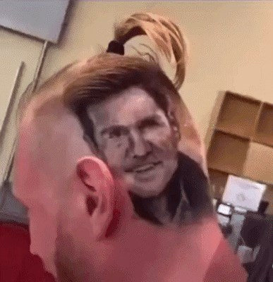 Ovaj čovjek ima prejaku frizuru, pogledajte kako je ukrasio svoju tetovažu na glavi