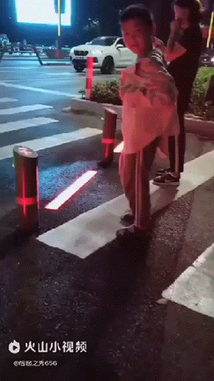 Svi gradovi trebaju ovako nešto: Pogledajte kako Japanci sprječavaju pješake da hodaju kroz crveno