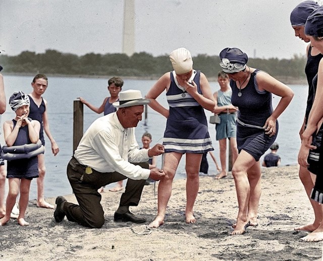Provjeravanje duljine kupaćeg kostima 1922.