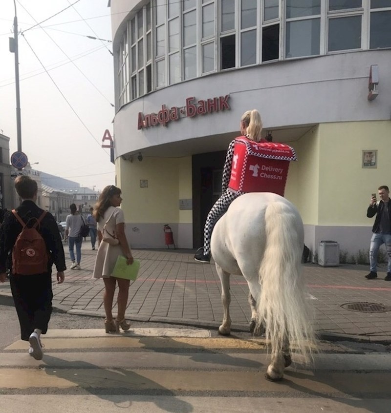 Zbog radova na cesti neki dostavljači koriste alternativne načine transporta.