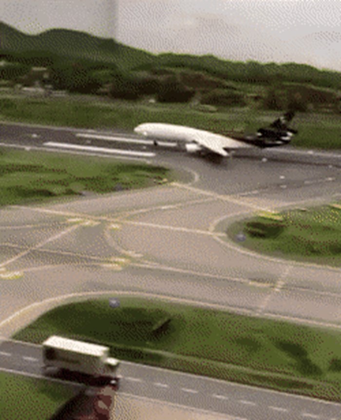 Cijelo vrijeme nam lažu u filmovima, pogledajte kako zapravo snimaju uzlijetanje zrakoplova