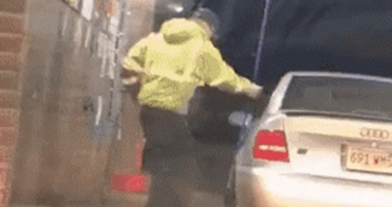 Muškarac je potpuno izgubio kontrolu u autopraonici, vozač koji je čekao u redu snimio je čudnu scenu