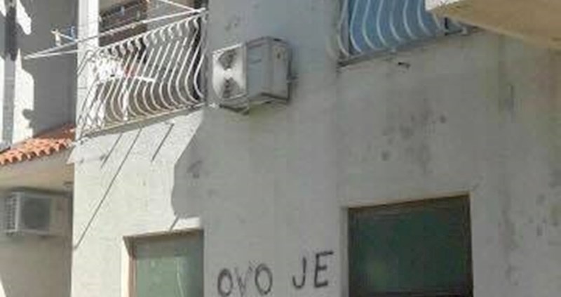 Stanari iz ove zgrade su sigurno bili razočarani kad su vidjeli što je netko napisao na zidu