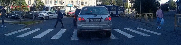 Vozač se zaustavio na pješačkom prijelazu, pješak mu se osvetio na neočekivan način