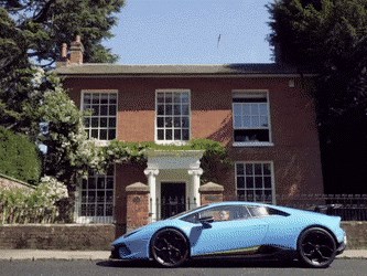 U ovoj snimci vam ništa neće biti neobično, sve dok muškarac ne izađe iz auta...