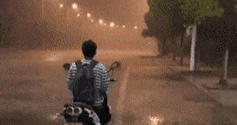 Lokalni pljusak u pravom smislu riječi: Netko je ispred sebe snimio neobičan prizor