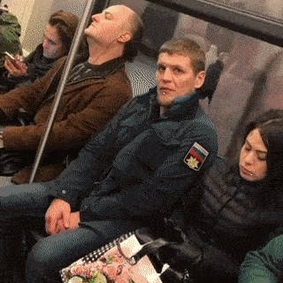 Mladić je pokazao trik pomoću kojeg u javnom prijevozu bez problema osigura sjedalo prijatelju