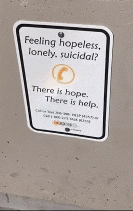 Kad je pogledao u daljinu, shvatio je zbog čega su na krovu ove zgrade stavili natpis za suicidalne osobe