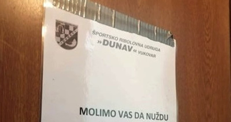 Ova ribolovna udruga je ostavila čudnu poruku na vratima WC-a, pogledajte što je pisalo