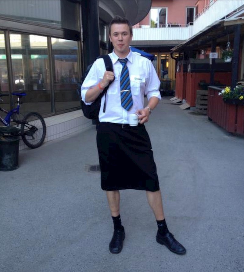 Škola zabranjuje dečkima nošenje kratkih hlača. Nigdje nije pisalo da su zabranjene suknje.