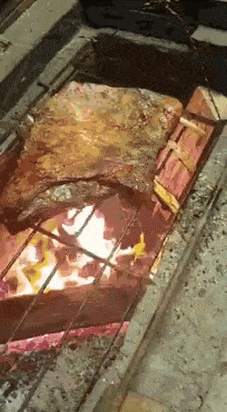 "Majstori" su pekli veliki komad mesa na improviziranom roštilju, a onda im je nešto pokvarilo dan