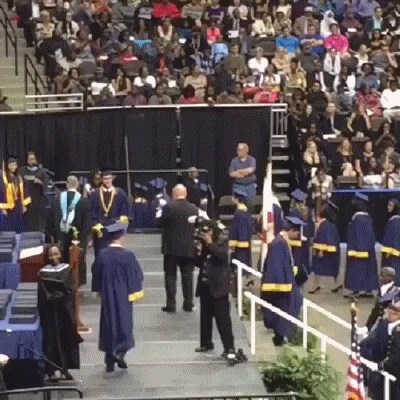 Mladić se razbio na dodjeli diploma, no onda se snašao i na genijalan način opravdao svoj pad