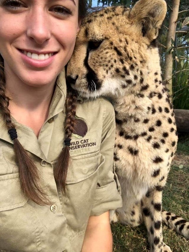 Djevojka koja radi u centru za zaštitu divljih životinja i njen ljubimac