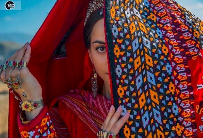 Mladenke u Turkmenistanu su od glave do pete prekrivene ogrtačima koji trebaju otjerati zle duhove.