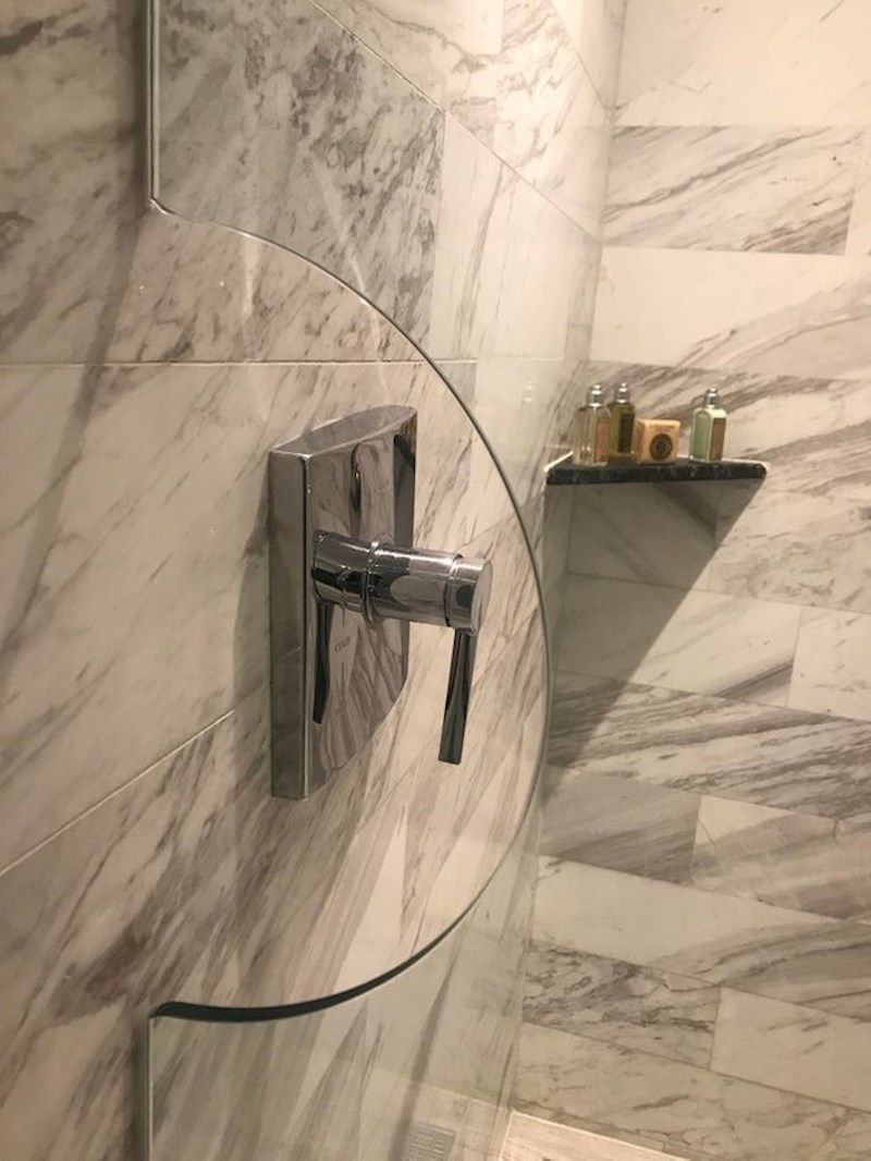 Tuš u ovom hotelu ima otvor kroz koji možete pustiti vodu prije nego što uđete.