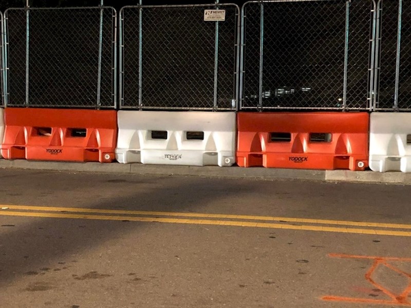 Pored ceste stoje ova neobična lica.