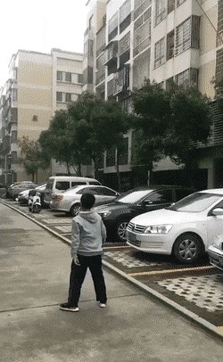 Prijatelji mu ni ne trebaju: Dječak je uzeo reket i izašao van, pogledajte kako se igrao