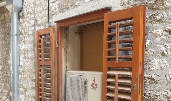 Netko je u Šibeniku odabrao zanimljiv način ugradnje klima uređaja