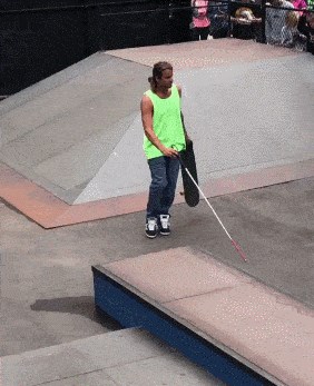 Slijepac je uzeo štap i skejt pa začudio sve okupljene, pogledajte zbog čega mu se dive