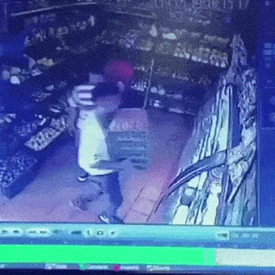 Mladić se našao u teškoj situaciji, čovjek koji je stajao pokraj njega nije znao kako bi mu pomogao