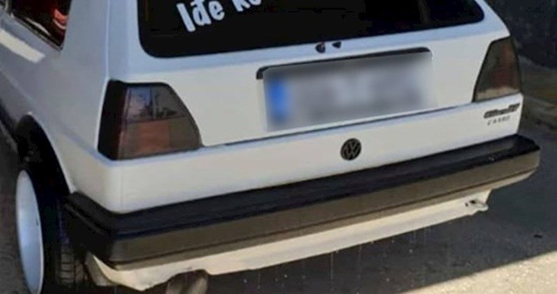 Ponosni Hercegovac se hvali svojim starim Golfom, pogledajte što je zalijepio na staklo