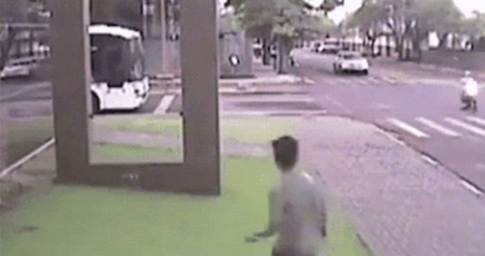 Dječak je kasnio na autobus, ali nije primijetio jednu vrlo važnu stvar dok je trčao na stanicu