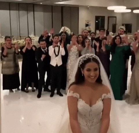 Svi su čekali da mladenka konačno baci buket, a onda su dva prijatelja izvela genijalnu podvalu