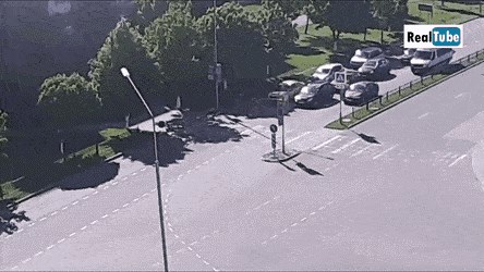 Totalna zbunjola na semaforu: Pogledajte što se dogodilo s označenim automobilom