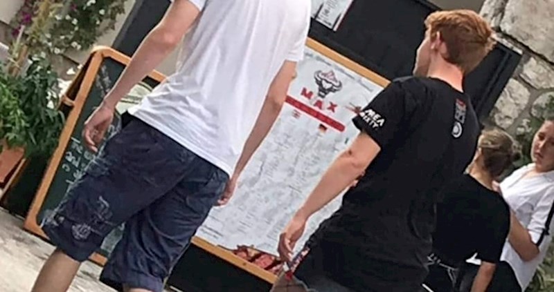 Čini se da je ovaj mladić izgubio nekakvu okladu, pogledajte zbog čega su ga svi u Biogradu čudno gledali