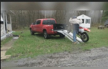 Čovjek nikako nije mogao utovariti motor na kamionet, smijat ćete se kad vidite kako je konačno uspio