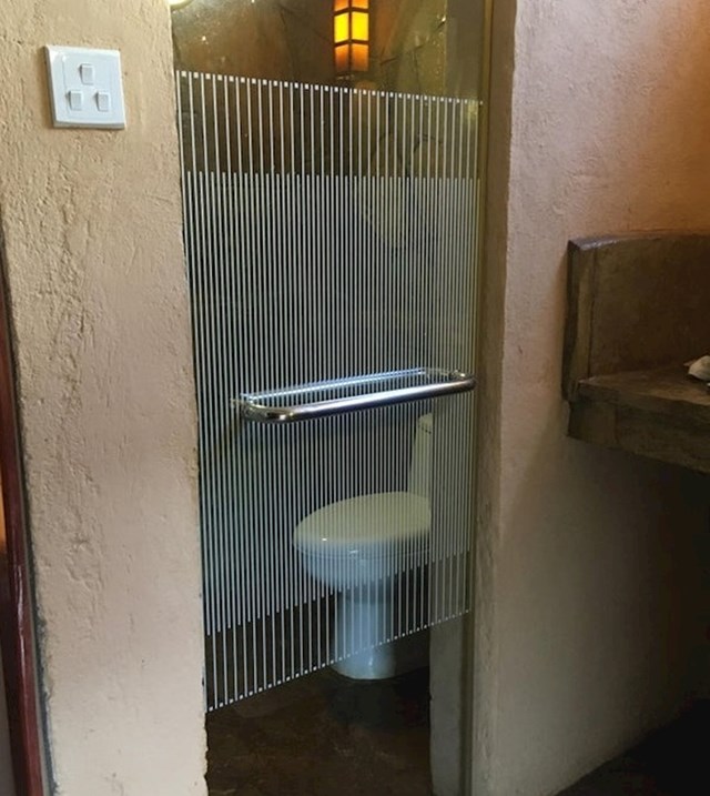 Ulazna "vrata" WC-a u hotelu