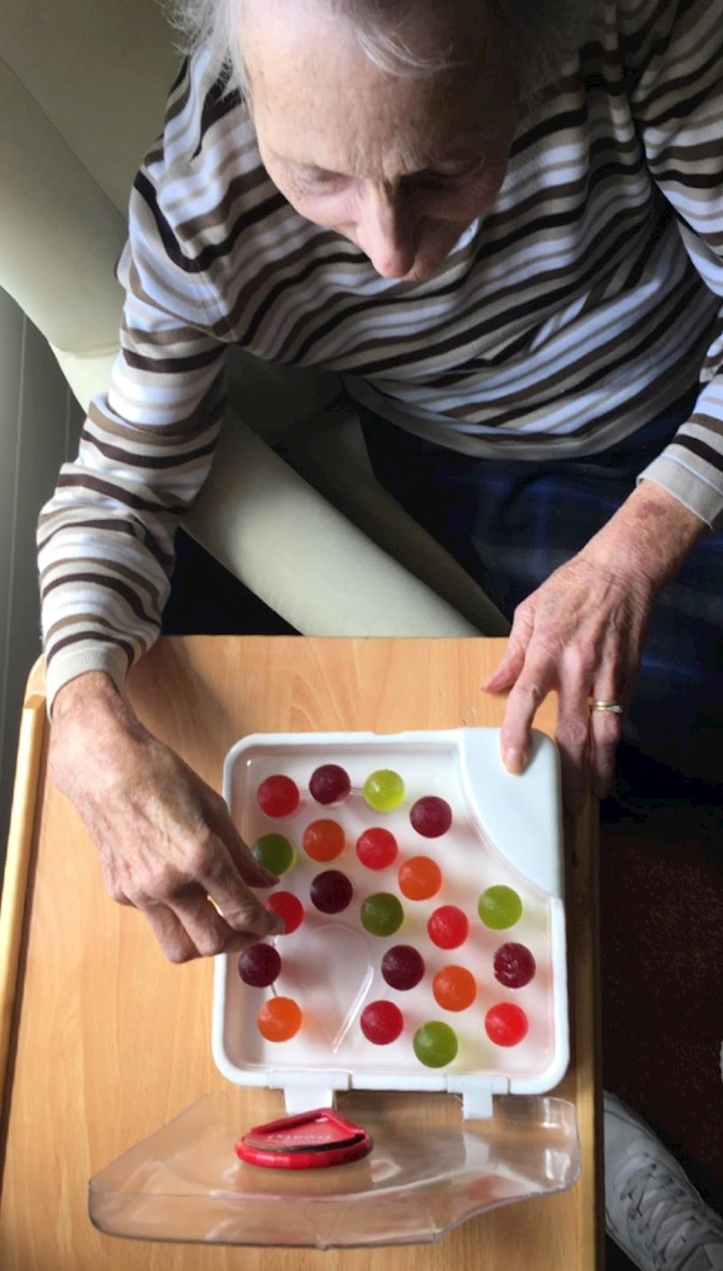 Jedan mladić je izmislio "vodu koja se može jesti" kako bi pomogao pacijentima s demencijom da ostanu hidrirani.