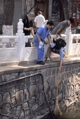 U kanalu su ugledali mačku koja se utapa, sjetili su se kako bi je mogli pomoći bez skakanja u vodu