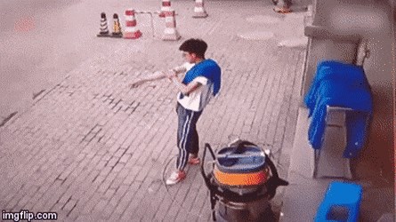 Mladi muškarac se našao na krivom mjestu u krivo vrijeme, kamera je snimila kako je jedva spasio živu glavu