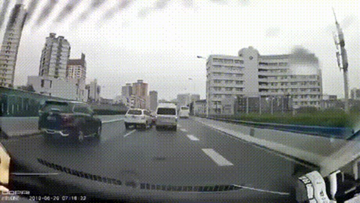 Vozaču je netko pokazivao srednji prst, a onda je snimio nevjerojatno glup prizor na cesti
