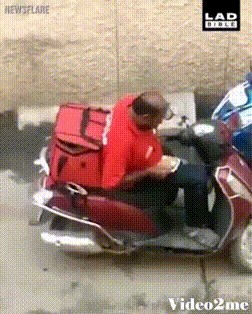 Netko je mobitelom snimio što je dostavljač radio nakon što se zaustavio kako bi malo pauzirao