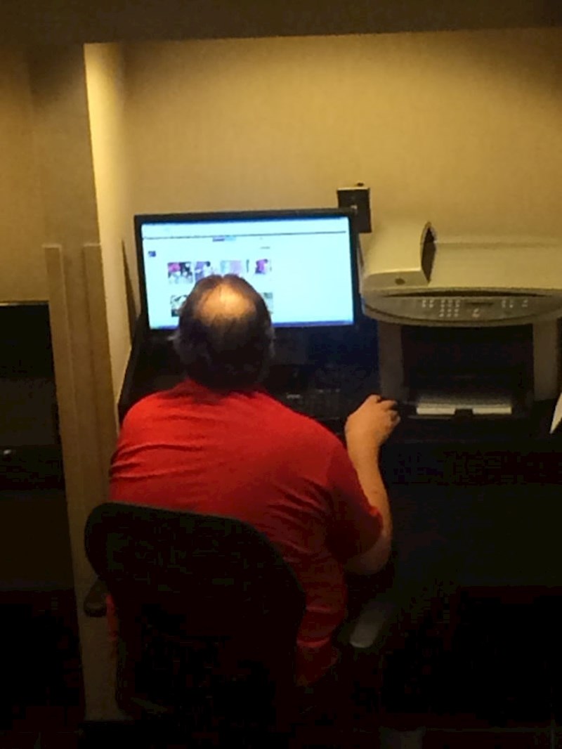 Ovaj lik gleda ... u predvorju.