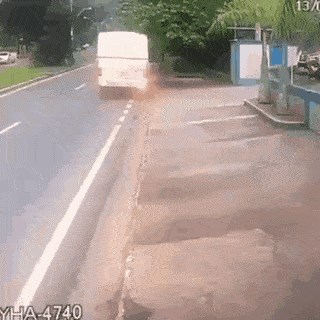 Nevjerojatna glupost biciklista: Nije gledao kuda vozi pa se zabio u autobus