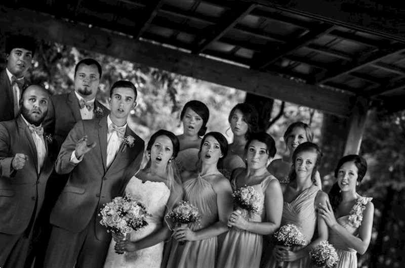 Ova fotografija je slikana u trenutku kad se fotograf spotaknuo. Zbog toga su svi tako čudno reagirali.