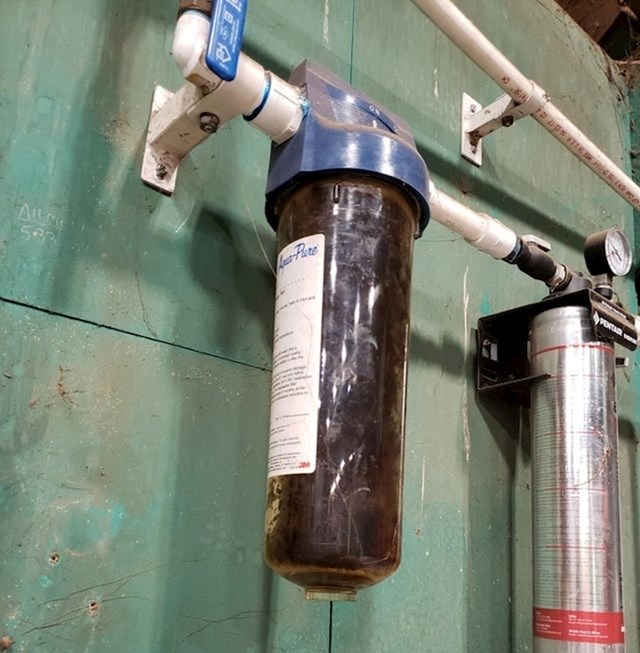 "Ovo je filter za pitku vodu na mom poslu. Šef tvrdi da još uvijek dobro radi svoj posao."