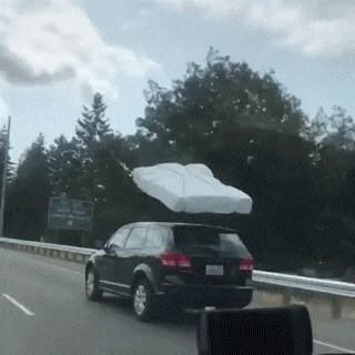 Kakva je ovo magija na autocesti? Vozač nije baš najbolje isplanirao prijevoz madraca