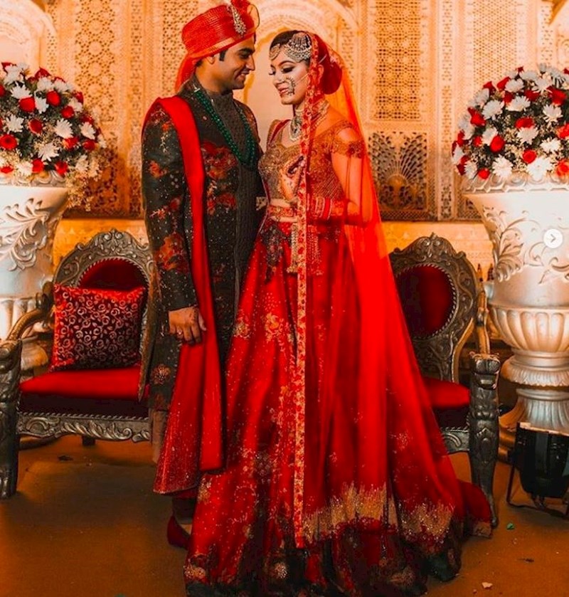 Indijke nose šarene sarije i ukrašavaju ruke kanom.